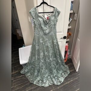 Elegant Lace Evening Gown in Green